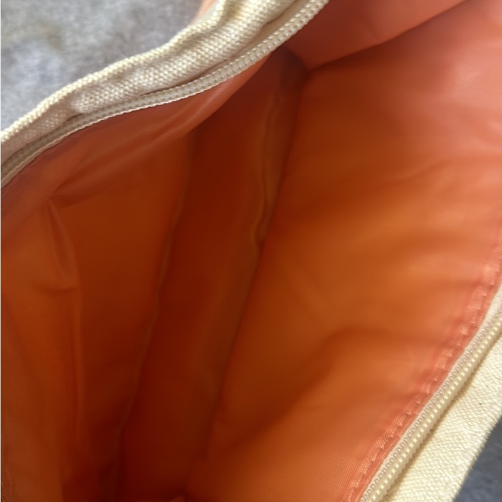 Makeup bag with zipper